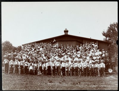 Grote groep mannen en vrouwen op tribunes, 1894 door Byron Company